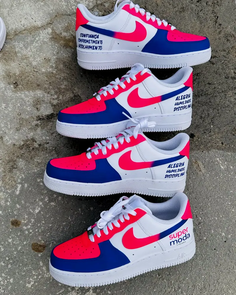 Quatro tênis rosa e azul pintados à mão com a marca Super Moda e os valores da empresa escritos na lateral